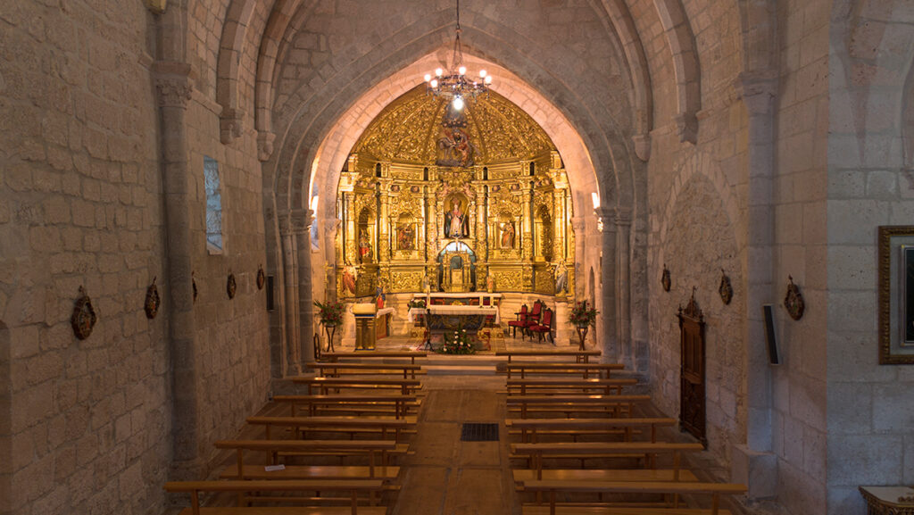 Interior de la iglesia de San Martín de Tours de Espinosa de Cerrato. Destacan sus ménsulas y capiteles decorados góticos y el altar mayor barroco.