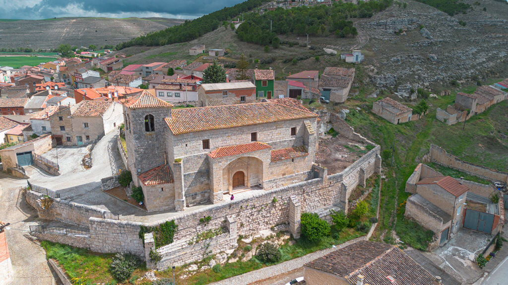 Panorámica aérea de la iglesia de San Román de Cobos de Cerrato, destacando su sencilla portada renacentista.
