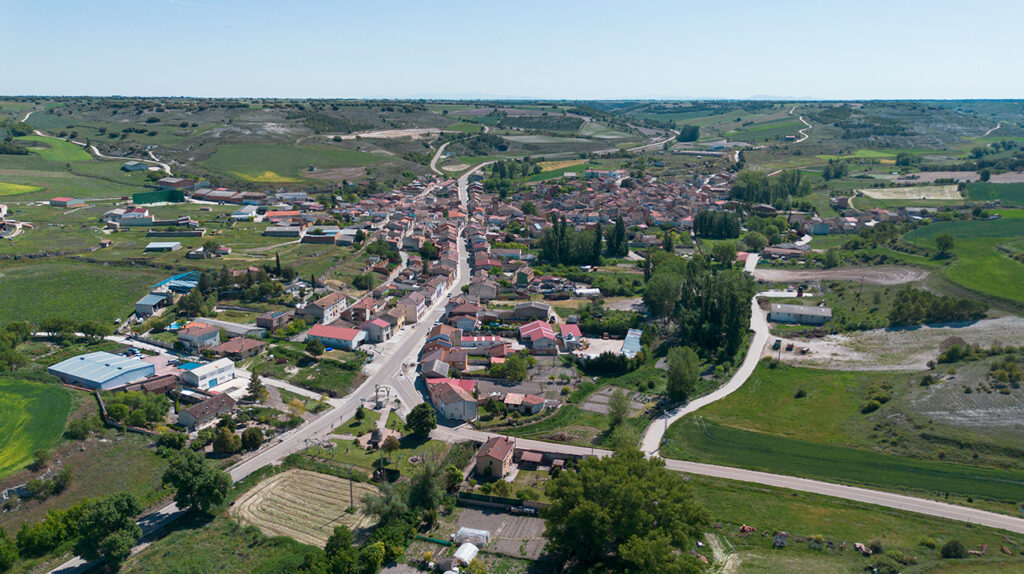 Panorámica aérea de Antigüedad, apreciándose su disposición longitudinal en paralelo a la carretera.