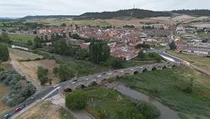Panorámica aérea del puente medieval de Villamuriel de Cerrato, de once arcos.