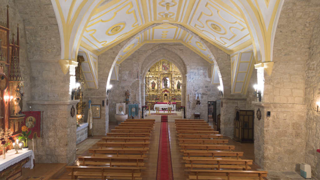 Interior de la iglesia de Nuestra Señora de la Asunción de Villaviudas. Destacan sus yeserías barrocas en el techo y el retablo cubierto de pan de oro.