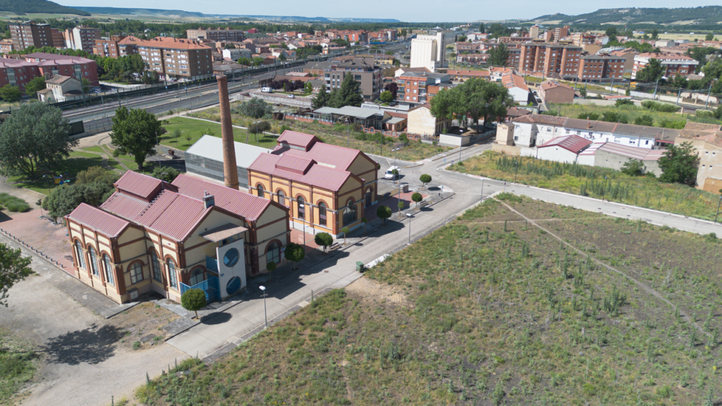 Panorámica aérea del Museo del Ferrocarril. Al fondo las vías del tren.