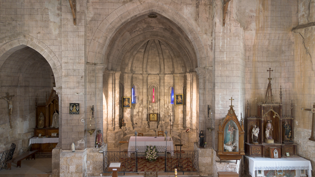 Interior de la iglesia de San Julián y Santa Basilisa de Villaconancio. En primer térmio el interior del ábside románico tardío, con sus capiteles decorados y su bóveda de nervaduras.