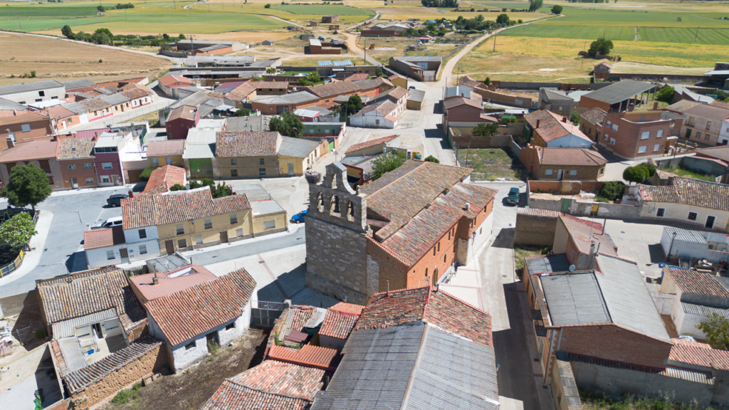 Panorámica aérea de la iglesia de San Miguel. Destaca su espadaña.