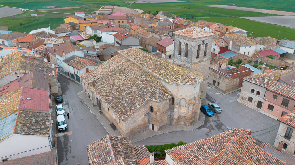 Panorámica aérea de la iglesia de Nuestra Señora de la Paz, destacando su ábside gótico y su torre.