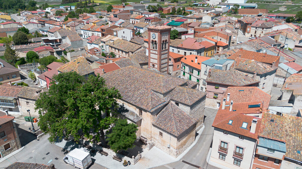 Panorámica aérea de la iglesia de la Asunción de Antigüedad. Destaca su alta y esbelta torre neorrománica.