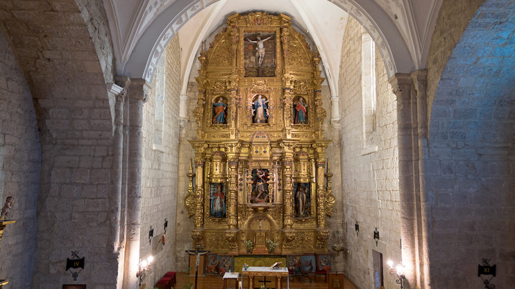 Interior de la iglesia de San Miguel Arcángel de Hornillos de Cerrato. En primer término el retablo barroco cubierto de pan de oro.