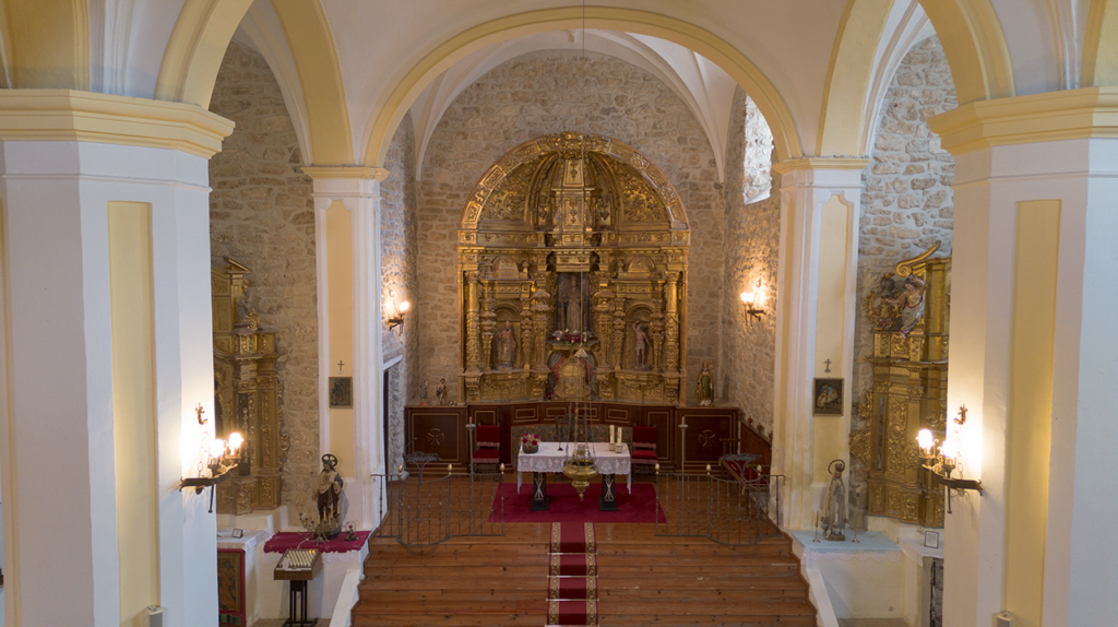 Nave central de la iglesia de San Nñicolas de Bari de Valdecañas de Cerrato. Al fondo el retablo barroco cubierto de pan de oro presidio por la imagen del santo titular.
