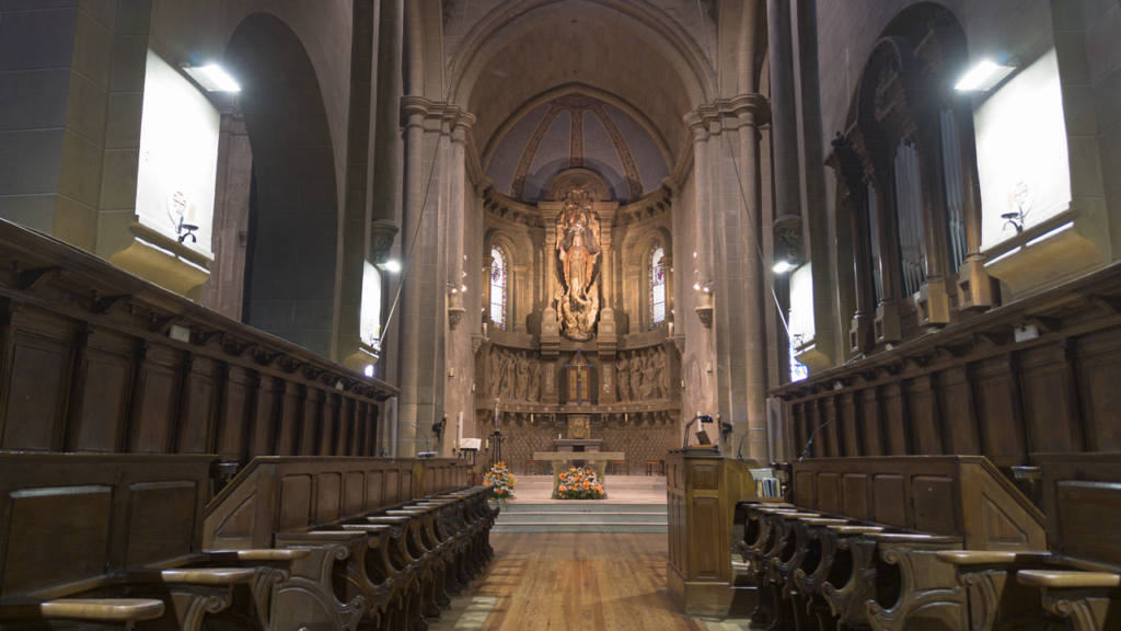 Nave central de la iglesia de San Isidro de Dueñas, con el retablo mayor al fondo.