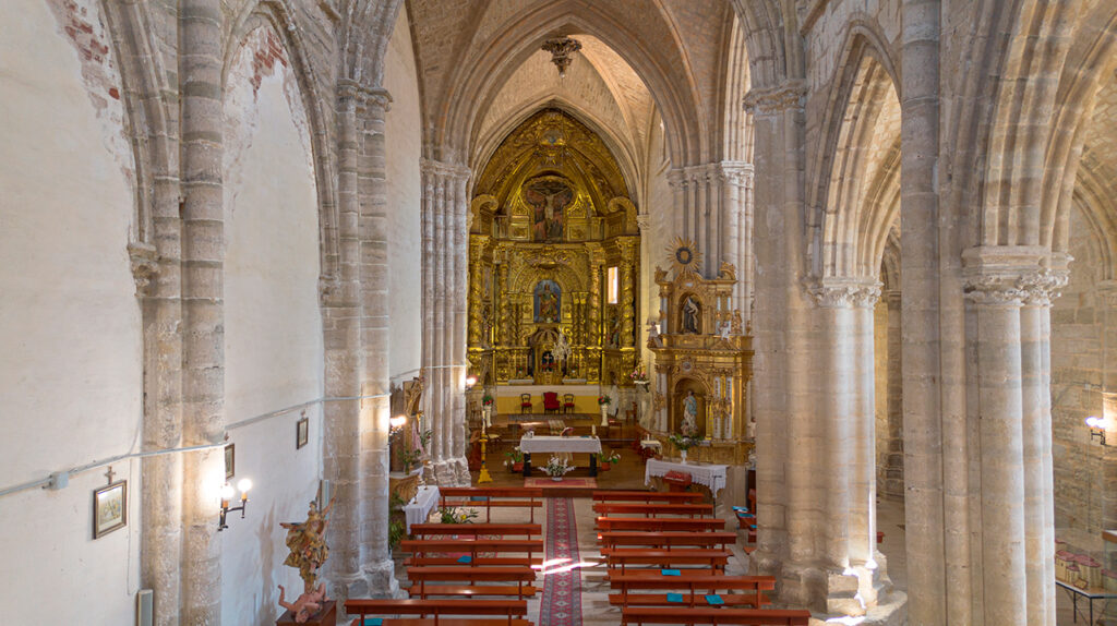 Interior de la iglesia gótica de Santa Cecilia de Herrera de Valdecañas. Al fondo se encuentra el retablo mayor barroco presidido por la imagen de Santa Cecilia.