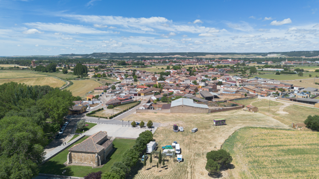 Panorámica aérea de Baños de Cerrato. En primer término la basílica de San Juan Bautista.