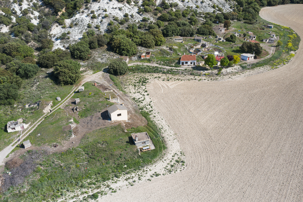 Panorámica aérea del barrio de bodegas de Quintana del Puente, en la ladera del páramo.