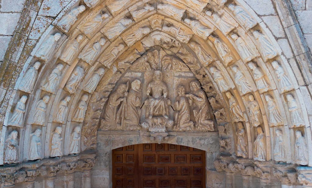Detalle del tímpano del pórtico gótico de la iglesia de Santa Cecilia. Representa a Cristo en majestad, acompañado de San Juan, la Virgen y posiblemente los donantes.