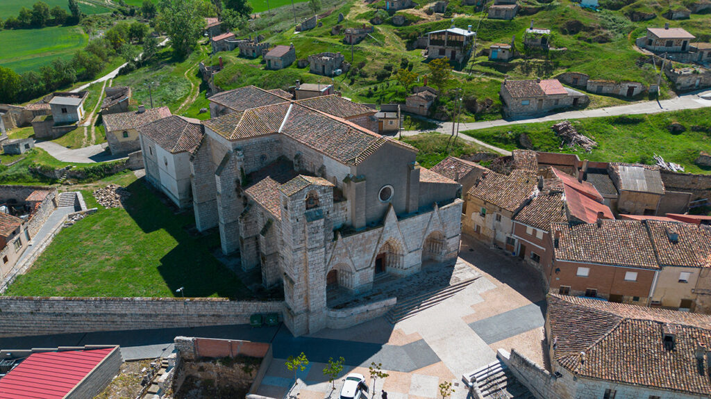 Panorámica general de la iglesia de Santa Cecilia de Herrera de Valdecañas. Destaca por sus grandes dimensiones. Al fondo el barrio de bodegas.