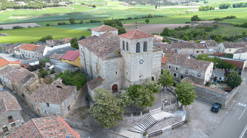 Panorámica aéra de la iglesia de San Andrés de Villahán. frente a ella se extiende una plaza con una escalinata doble para salvar el desnivel.