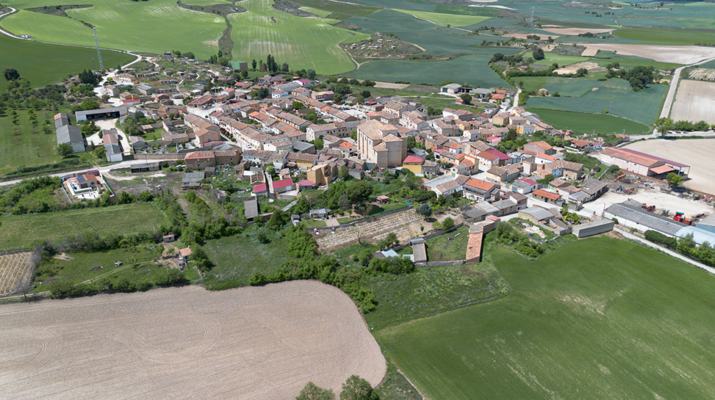 Panorámica aérea de Villahán. La iglesia destaca por su altura con respecto al resto de edificaciones.