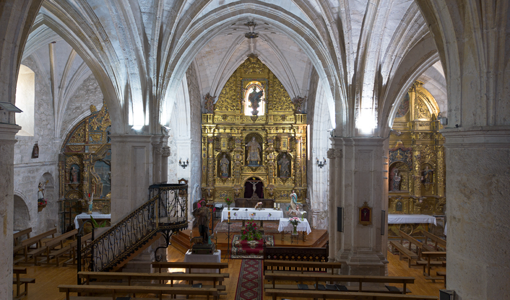 Interior de la iglesia de San Esteban de Tabanera de Cerrato. Destacan sus sbóvedas góticas de nervaduras y sus retablos barrocos cubiertos de pan de oro.