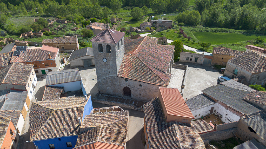 Panorámica aérea de la iglesia de San Esteban de Tabanera de Cerrato.