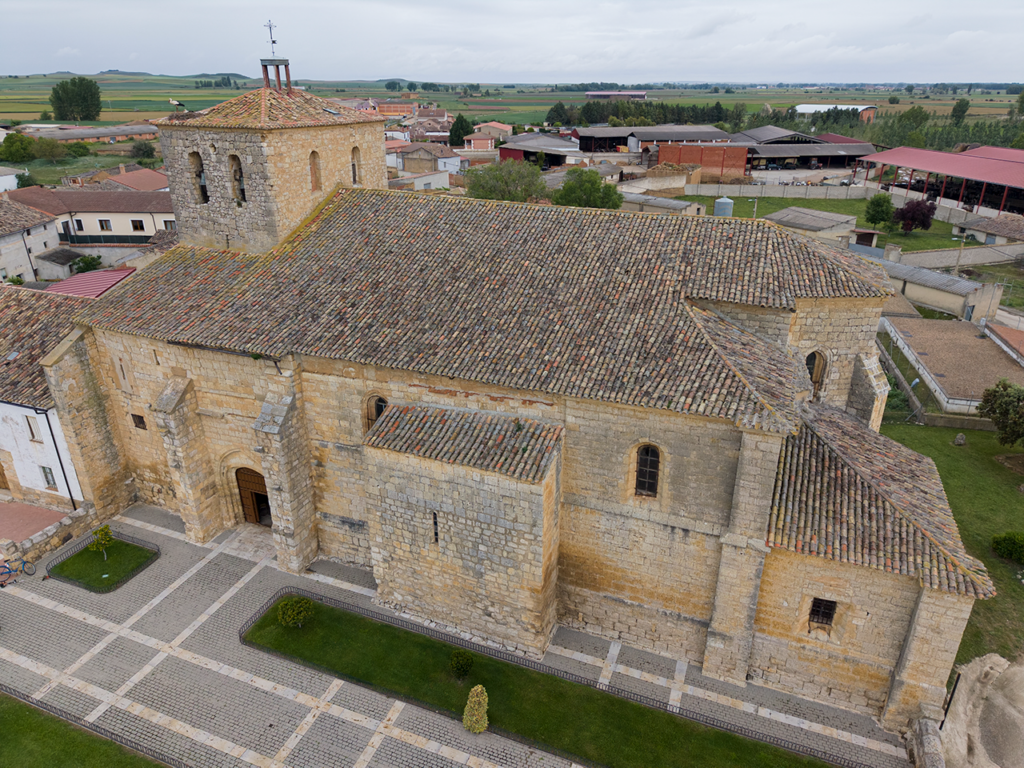 Panorámica aérea de la iglesia de Nuestra Señora de la Asunción de Melgar de Yuso.