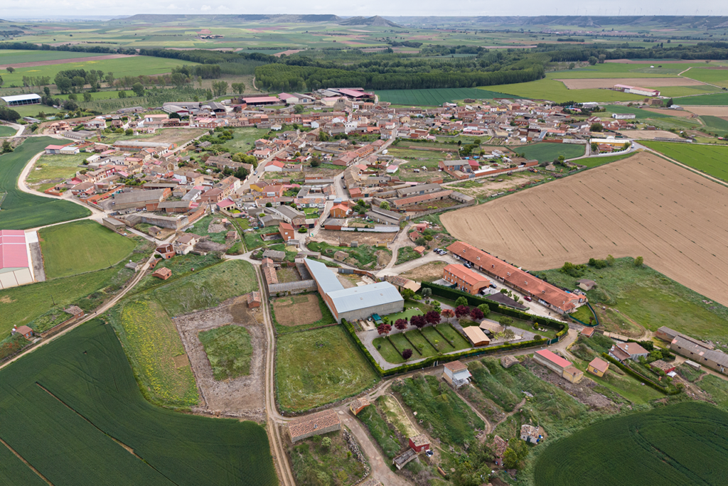 Panorámica aérea de Melgar de Yuso. Al fondo el río Pisuerga y los páramos.