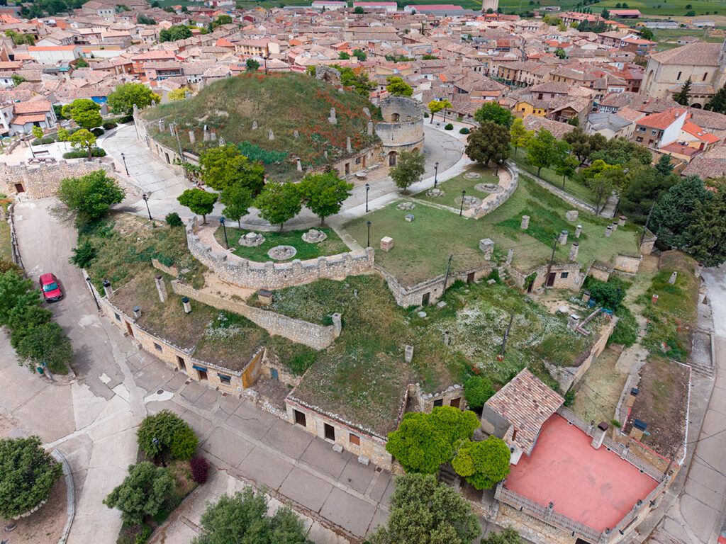 Panorámica aérea del cerro del Castillo, dónde se encuentran las bodegas.