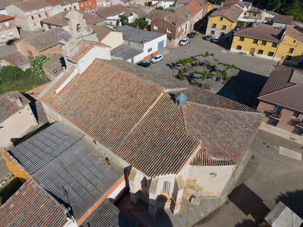 Panorámica aérea de la iglesia de San Esteban de Quintana del Puente. Destaca su cabecera gótica con ventanas de arcos apuntados.