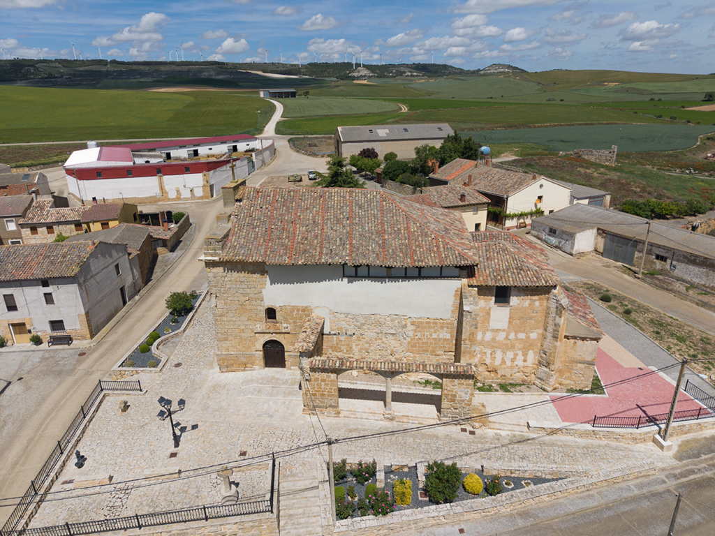Panorámica aérea de la iglesia de San Román de Villodre. Destacan las ruinas del pórtico adosadas al templo.