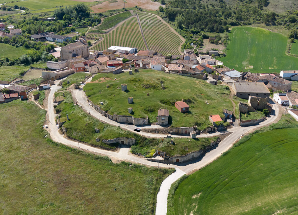 Panorámica aérea del barrio de bodegas de Valbuena de Pisuerga. Al fondo la iglesia.