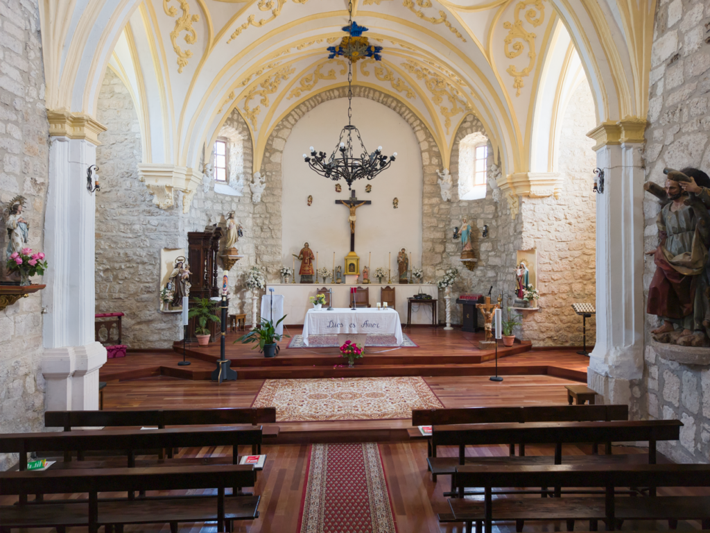 Interior de la iglesia de San Esteban de Villodrigo. Las cúpulas están decoradas con yeserías barrocas.