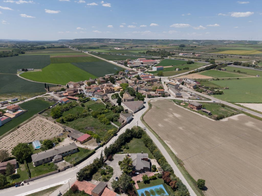Panorámica aérea de Villodrigo, rodeado de campos de cultivo.