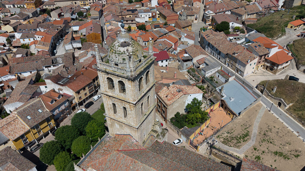 Panorámica aérea de la torre de la iglesia de Santa María de la Asunción de Dueñas.