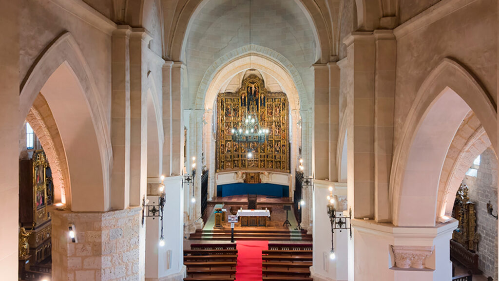 Panorámica aérea del interior de la nave central de la iglesia de Santa María de la Asunción de Dueñas. En el centro el retablo mayor, de estilo hispanoflamenco.