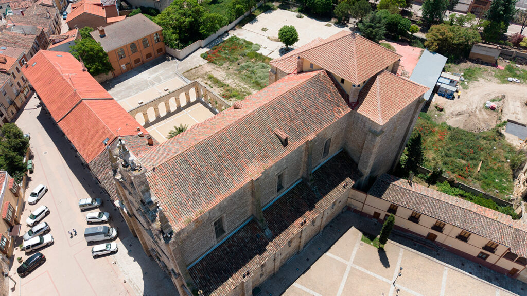 Panorámica aérea del convento de San Agustín. En primer término la iglesia, y detrásd las ruinas del claustro.