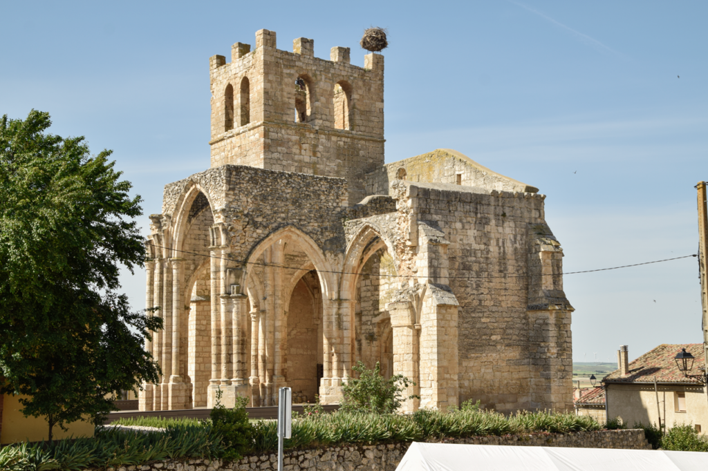 Ruinas de la iglesia de Santa Eulalia de Palenzuela. Destaca su torre encastillada con almenaras.