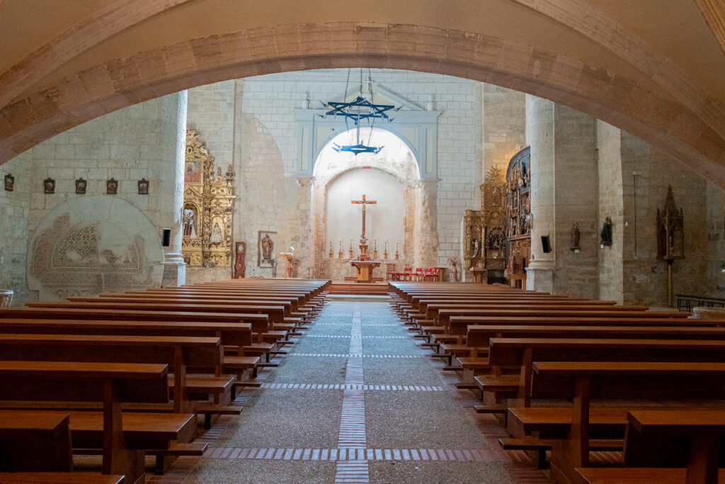 Interior de la Iglesia de Santa Eugenia de Astudillo. Destaca la presencia de un mosaico romano.