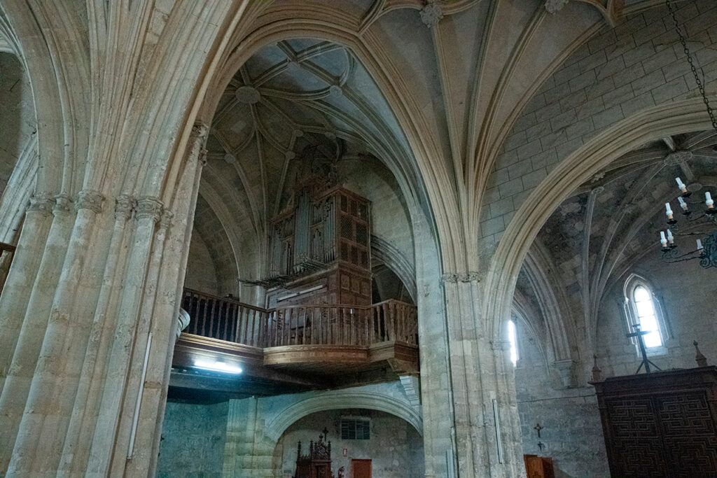 Interior de la iglesia de San Pedro de Astudil. Tiene bóvedas de crucería góticas. En el coro, de madera, se encuentra el órgano.