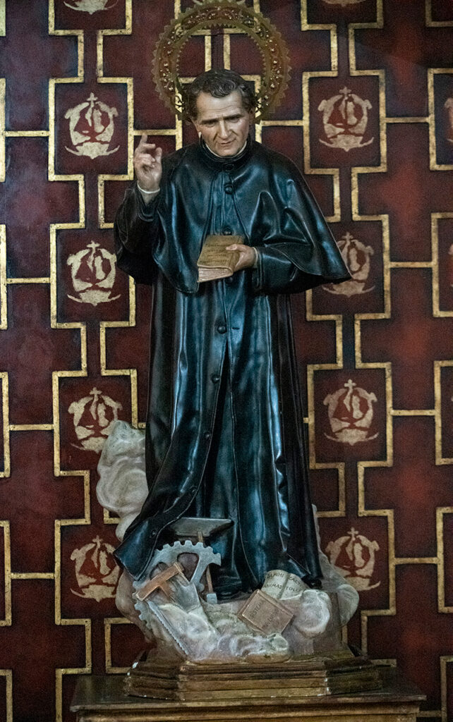 Escultura de yeso de San Juan Bosco en la iglesia de Santa María de Astudillo.