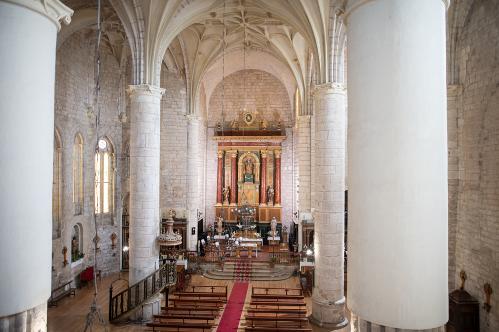 Nave central de la iglesia de Santa Eulalia de Torquemada. Destacan sus altas columnas circurares y bóvedad de nervaduras entrelazadas.