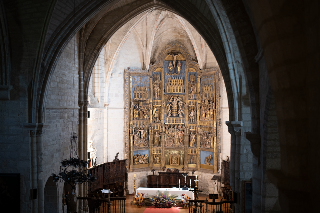 Retablo mayor de la iglesia de Villamediana, de arquitectura gótica y esculturas renacentistas. Representa escenas de la vida de Cristo y está presidido por la Asunción de la Virgen.