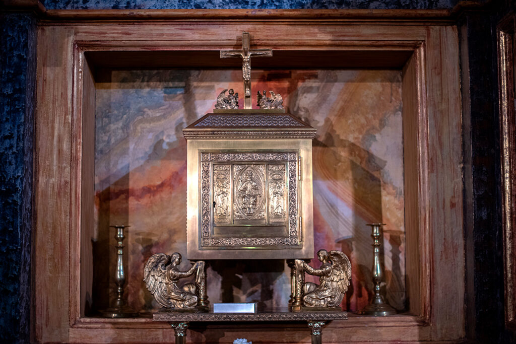 Sagrario del retablo mayor de la iglesia de San Mamés de Magaz de Pisuerga. Se trata de un cajetín dorado sostenido por dos ángeles y decorado con un pantócrator en la puerta.