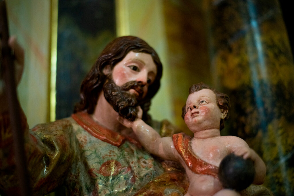 Detalle de la escultura barroca de San José con el Niño Jesús, en el interior de la iglesia de San Mamés de Magaz de Pisuerga.