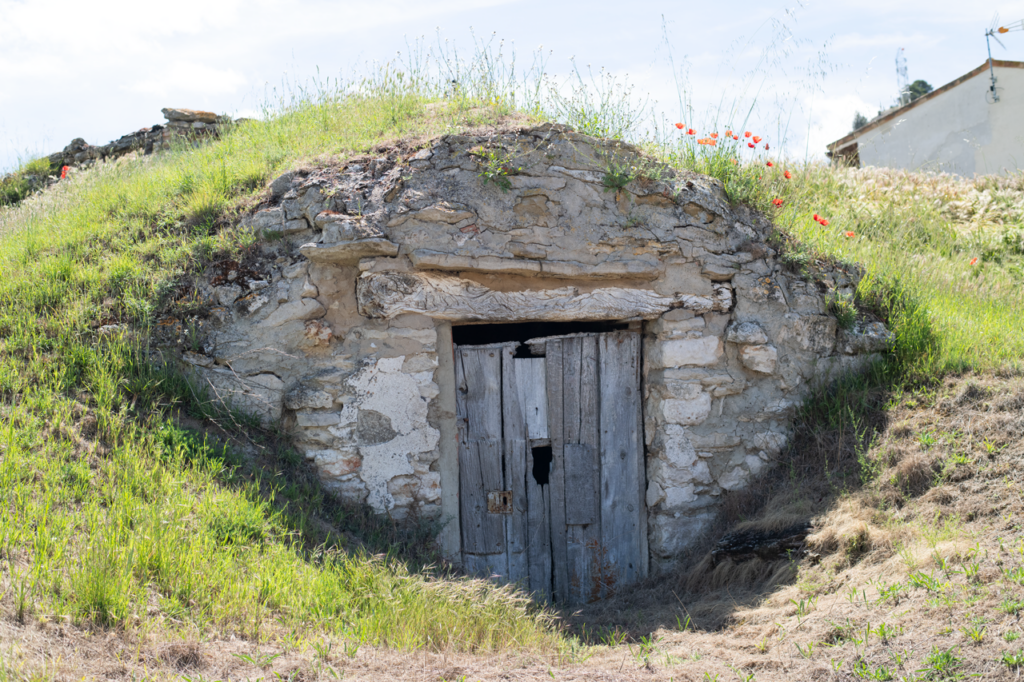 Entrada de una bodega de Reinoso de Cerrato.