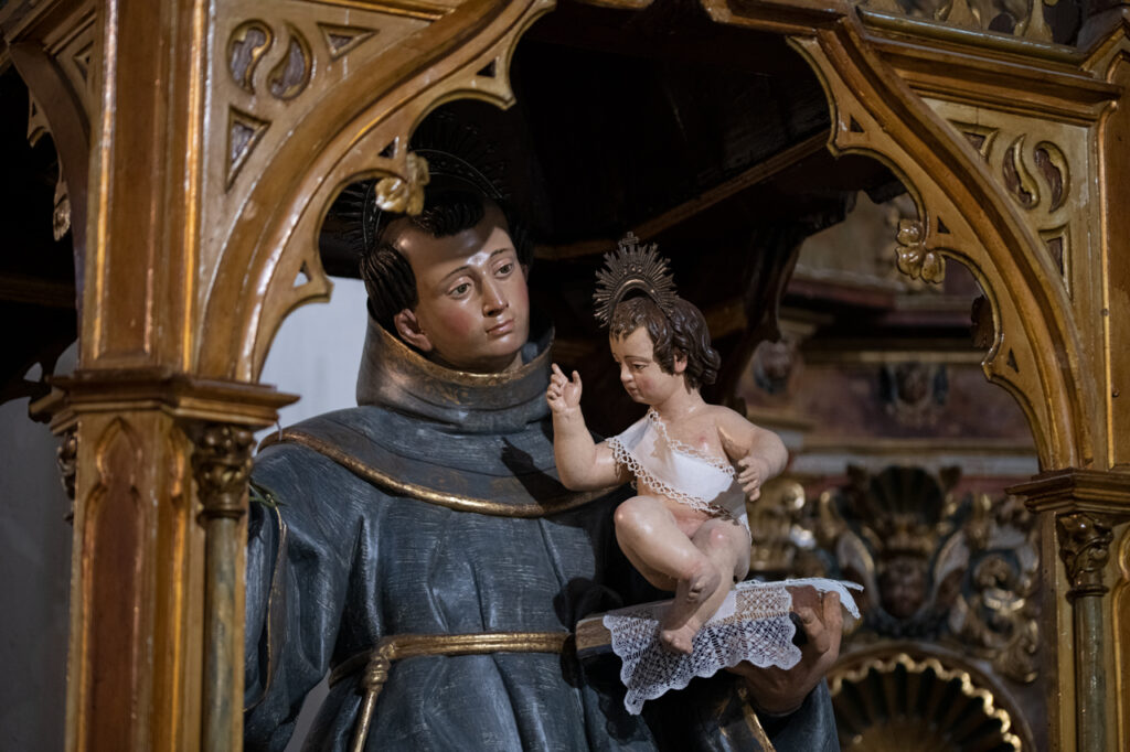 Detalle de la escultura de madera policromada de San Antonio de padua en su palanquín neogótico usado para procesionarla.