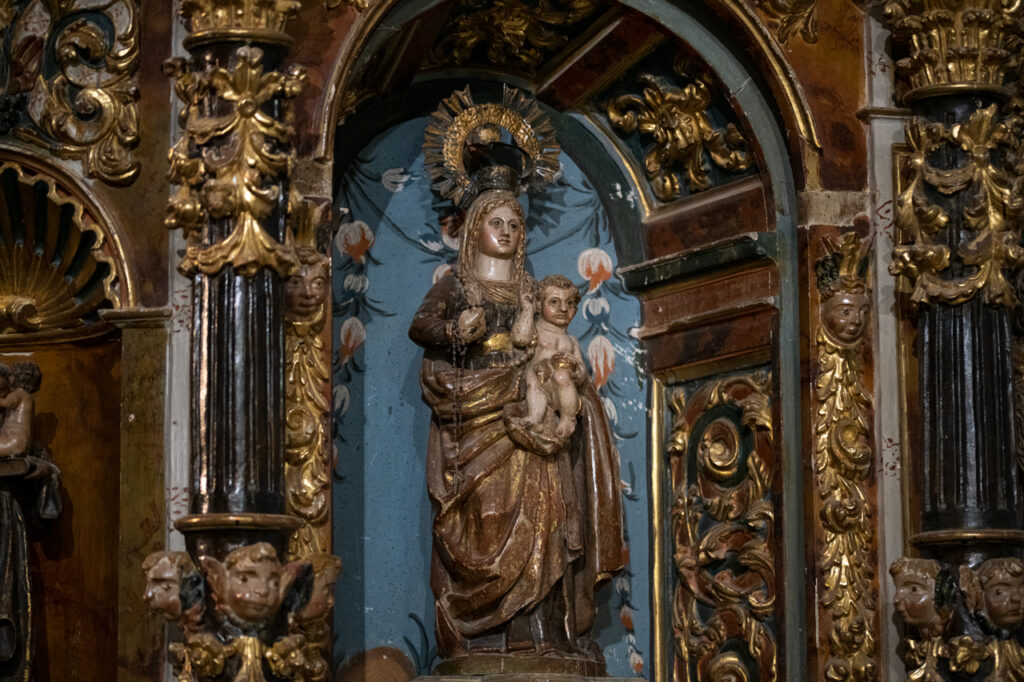 Escultura de la Virgen con el Niño en una de las hornacinas del retablo de la iglesia de Nuestra Señora de la Asunción de Castrillo de Don Juan.