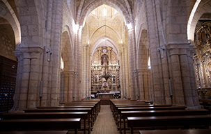 Nave central de la iglesia de Santa María la Mayor de Villamuriel de Cerrato. Al fondo se encuentra el retablo mayor.