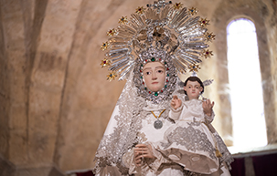 Detalle de una escultura de vestir de la Virgen con el Niño con una gran corona de plata.