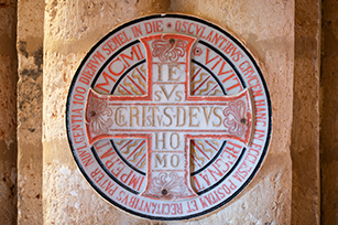 Relieve circular con una cruz griega.