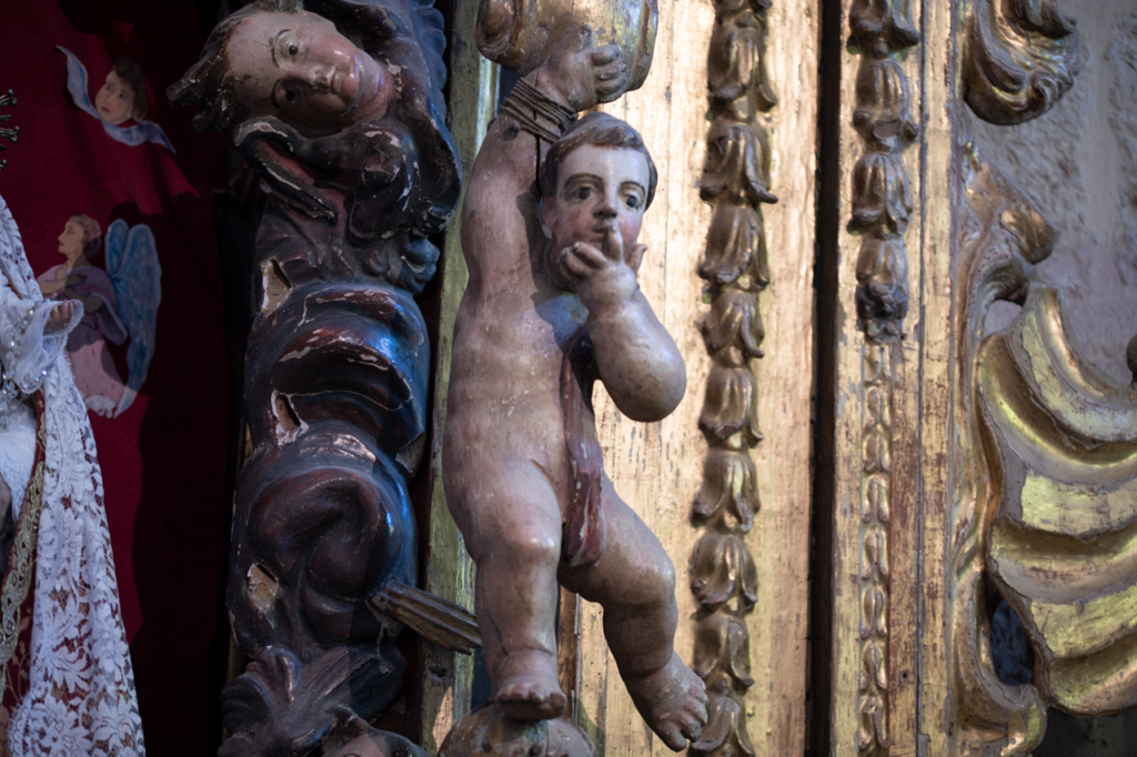 Detalle de un querubín de uno de los retablos barrocos de la iglesia de San Miguel de Tariego de Cerrato.
