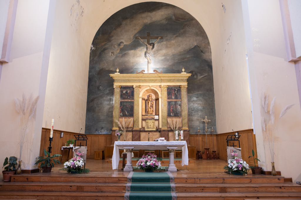 Altar mayor de la Iglesia de Santa Rosa de Lima de Venta de Baños. Destaca el mural con Cristo crucifcado.