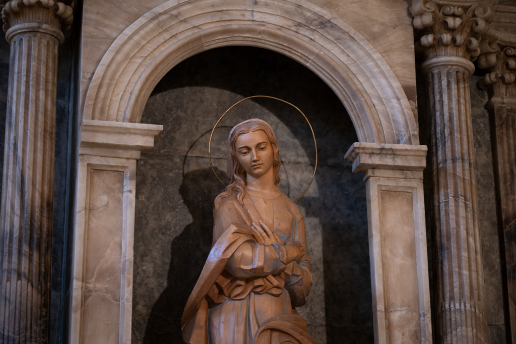 Escultura moderna hecha en madera de la Virgen María.